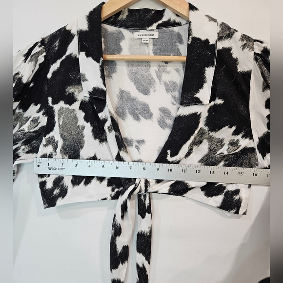 WeWoreWhat Cow Print Tie Front Cropped Bisou Top Size M - Picture 6 of 9